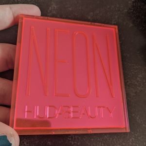 Huda Beauty Neon Pink